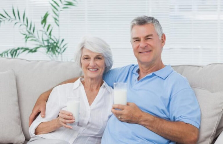 Người lớn tuổi nên bổ sung dinh dưỡng bằng sữa tươi hay sữa bột?