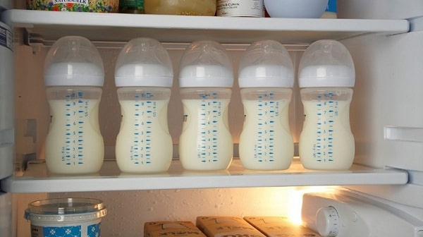 Trữ sữa mẹ và bảo quản trong bình sữa bằng nhựa hoặc thủy tinh