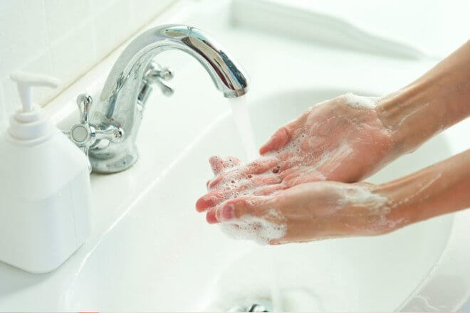 Cần vệ sinh tay sạch sẽ trước khi pha sữa cho bé 