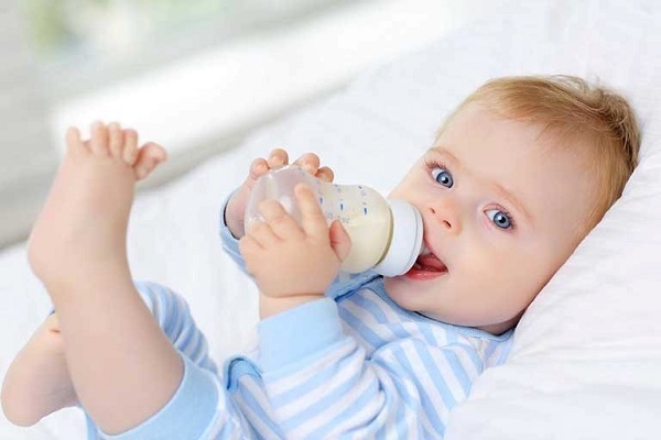 Sữa pha sẵn cho trẻ sơ sinh các mẹ có nên dùng cho trẻ không